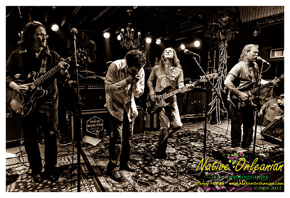 anders_osborne_tips_xmas2_jm_120912_013