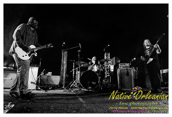 alvin_youngblood_hart_tbois_blues_fest_jm_040513_007