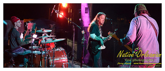 alvin_youngblood_hart_tbois_blues_fest_jm_040513_008
