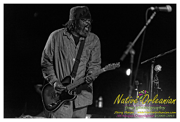 alvin_youngblood_hart_tbois_blues_fest_jm_040513_017