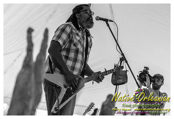 alvin_youngblood_hart_tbois_blues_fest_jm_040414_003