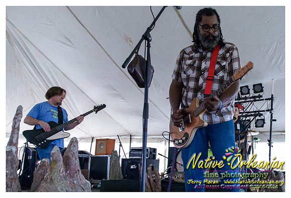 alvin_youngblood_hart_tbois_blues_fest_jm_040414_010