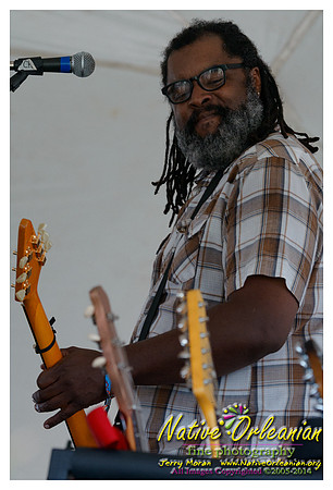 alvin_youngblood_hart_tbois_blues_fest_jm_040414_002