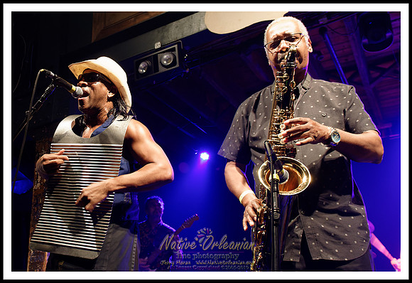 cyril_nevilles_bday_tipitinas_jm_101422_006