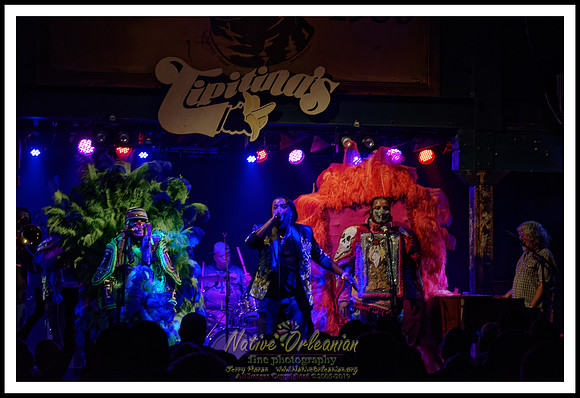 cyril_nevilles_bday_tipitinas_jm_101422_018