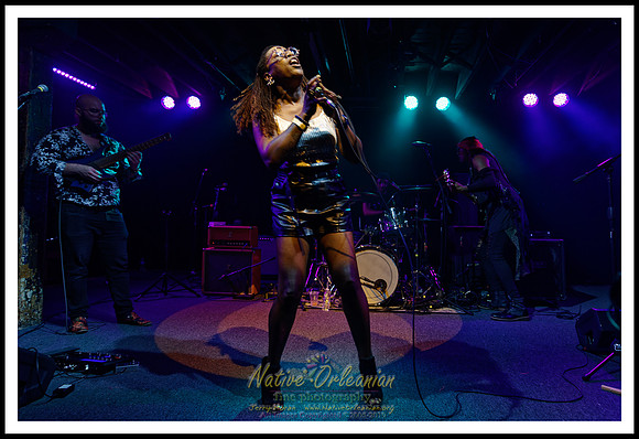 cyril_nevilles_bday_tipitinas_jm_101422_029