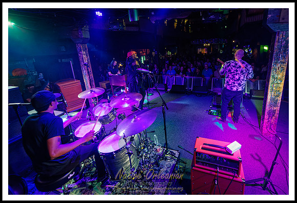 cyril_nevilles_bday_tipitinas_jm_101422_024