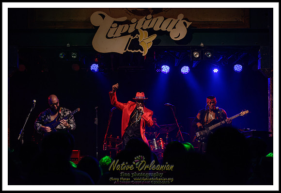 cyril_nevilles_bday_tipitinas_jm_101422_040