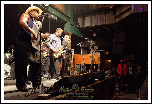 cyril_nevilles_bday_tipitinas_jm_101422_007