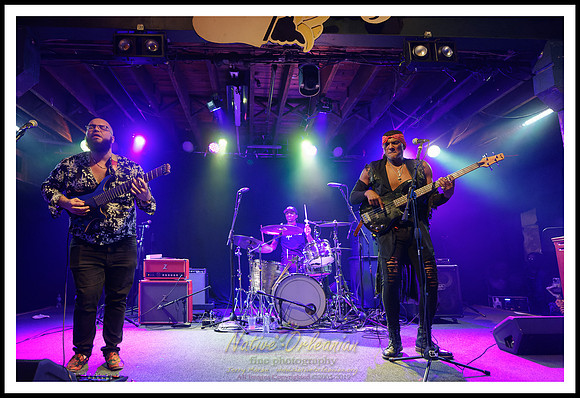 cyril_nevilles_bday_tipitinas_jm_101422_023