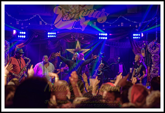 anders_osborne_Tipitina's_Christmas_Spectacular_jm_121816_028